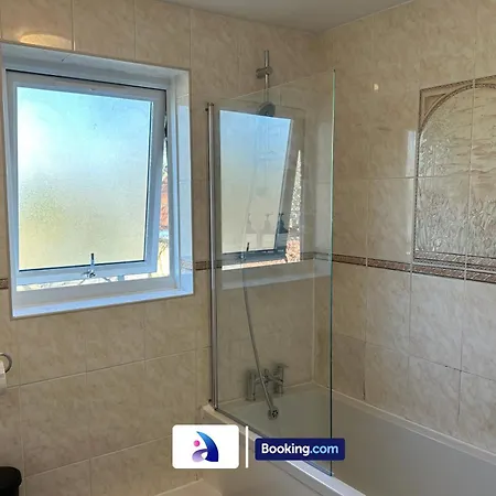 Discounted - 3-bed By Avalora Short Lets & Serviced Old Trafford With Pool & Tennis Table - Driveway