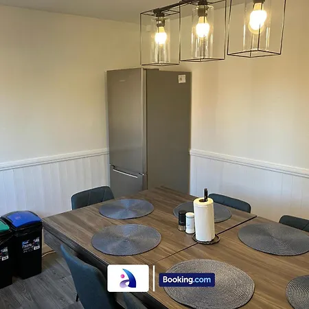 Discounted - 3-bed By Avalora Short Lets & Serviced Old Trafford With Pool & Tennis Table - Driveway Feriehus *