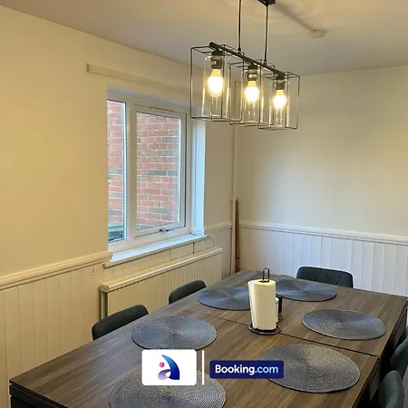 Discounted - 3-bed By Avalora Short Lets & Serviced Old Trafford With Pool & Tennis Table - Driveway Manchester