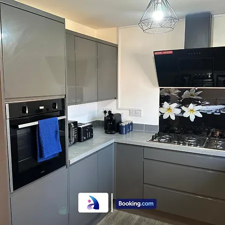 Discounted - 3-bed By Avalora Short Lets & Serviced Old Trafford With Pool & Tennis Table - Driveway Holiday home *