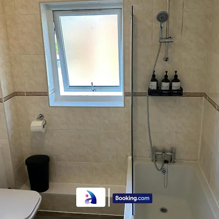 Discounted - 3-bed By Avalora Short Lets & Serviced Old Trafford With Pool & Tennis Table - Driveway Feriehus Manchester