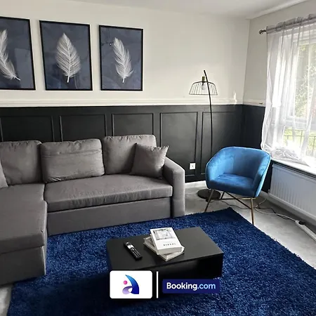 Discounted - 3-bed By Avalora Short Lets & Serviced Old Trafford With Pool & Tennis Table - Driveway * Manchester