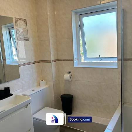 Discounted - 3-bed By Avalora Short Lets & Serviced Old Trafford With Pool & Tennis Table - Driveway *