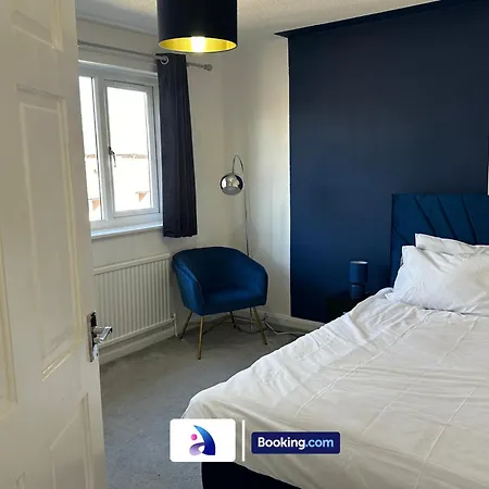 Feriehus Discounted - 3-bed By Avalora Short Lets & Serviced Old Trafford With Pool & Tennis Table - Driveway