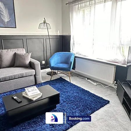 Discounted - 3-bed By Avalora Short Lets & Serviced Old Trafford With Pool & Tennis Table - Driveway Holiday home Manchester