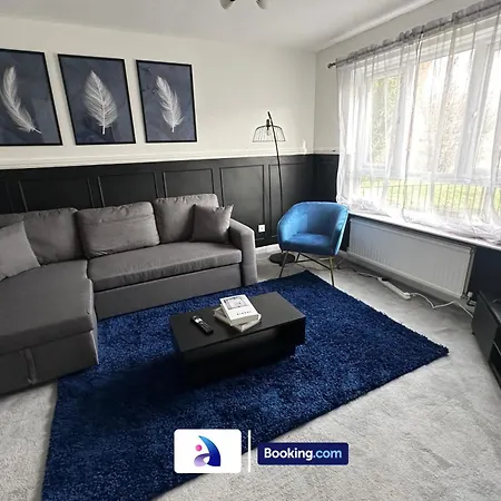 Discounted - 3-bed By Avalora Short Lets & Serviced Old Trafford With Pool & Tennis Table - Driveway Manchester
