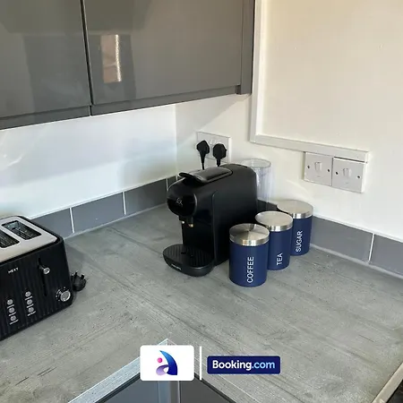 Feriehus Discounted - 3-bed By Avalora Short Lets & Serviced Old Trafford With Pool & Tennis Table - Driveway