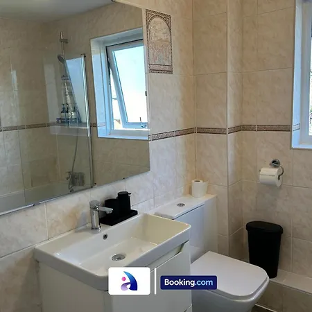 Feriehus Discounted - 3-bed By Avalora Short Lets & Serviced Old Trafford With Pool & Tennis Table - Driveway Manchester