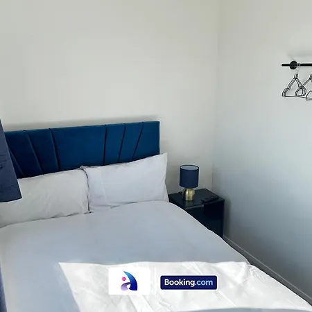 Discounted - 3-bed By Avalora Short Lets & Serviced Old Trafford With Pool & Tennis Table - Driveway * Manchester