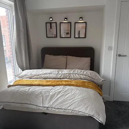 Homestay Cosy Salford, - 90secs To Bus Stop & Convenience Store Manchester