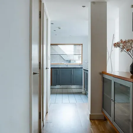 Elegant 2Br City Centre Balcony By Victoria