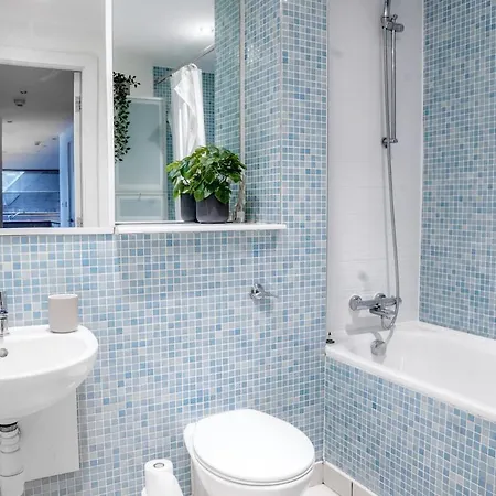 Next To Victoria Station And Centre With Large Balcony Apartment *