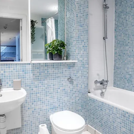 Sleek 2-Bedroom Apartment With Balcony, City Centre Near Victoria Apartamento *