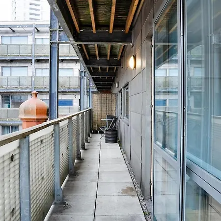 Next To Victoria Station And Centre With Large Balcony *