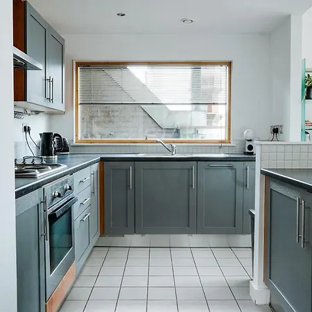Next To Victoria Station And Centre With Large Balcony Apartment *