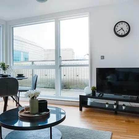 Chic 2br Balcony Centre Near Station *