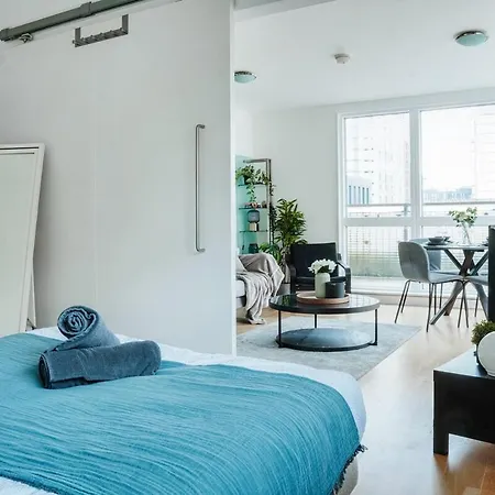 Next To Victoria Station And Centre With Large Balcony *