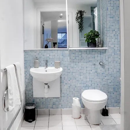 Apartamento Sleek 2-Bedroom Apartment With Balcony, City Centre Near Victoria