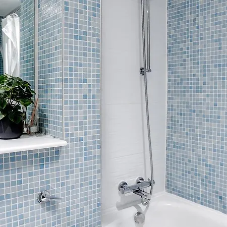 Apartment Next To Victoria Station And Centre With Large Balcony *