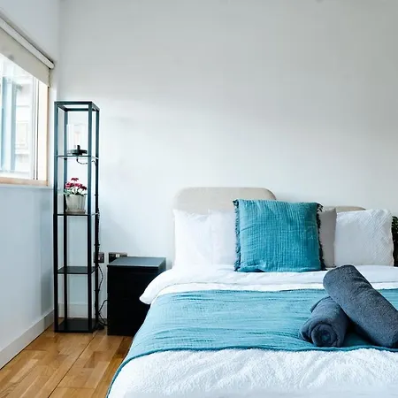 Sleek 2-Bedroom Apartment With Balcony, City Centre Near Victoria Mánchester