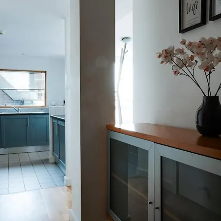 Apartment Next To Victoria Station And Centre With Large Balcony *