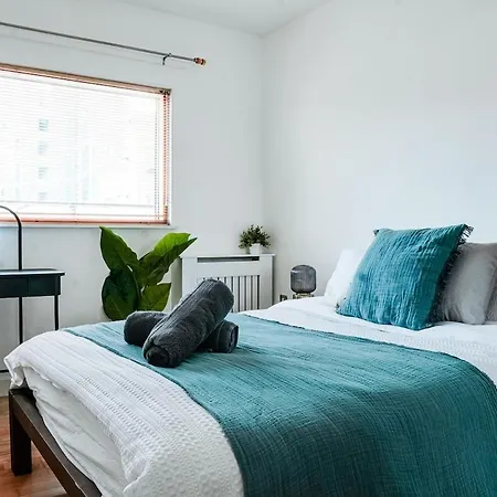 Next To Victoria Station And Centre With Large Balcony *