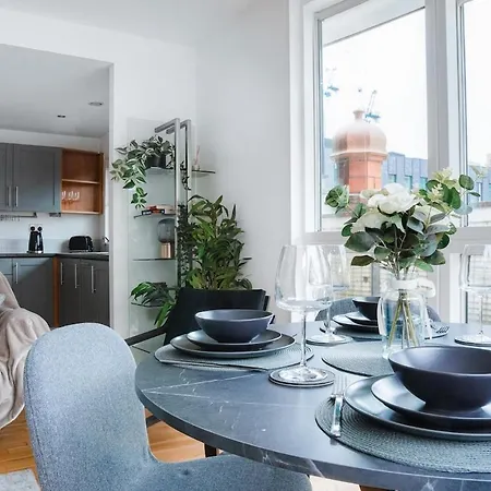 Elegant 2Br City Centre Balcony By Victoria