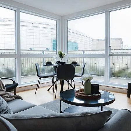 Luxury 2-Bedroom City Flat With Balcony