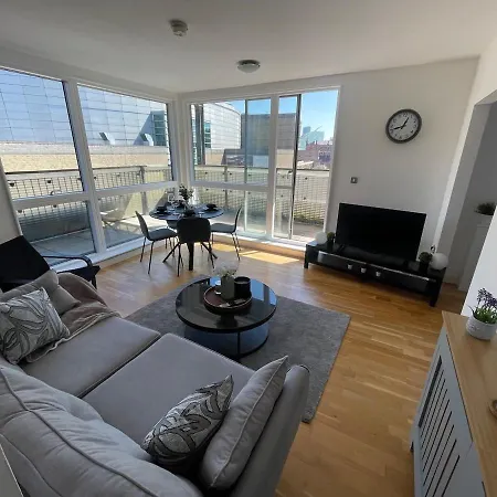 Next To Victoria Station And Centre With Large Balcony Apartment