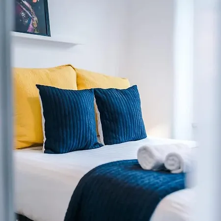 Barton House - Sleeping 10 Casa de Férias Manchester