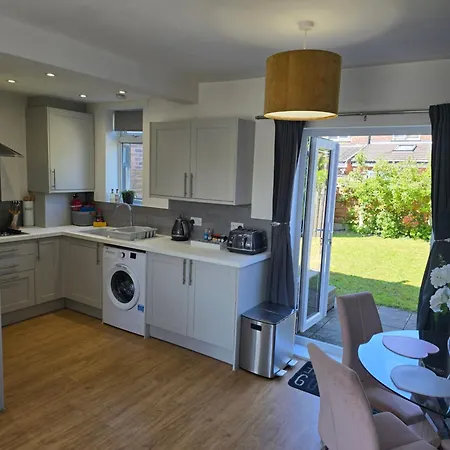 The Heart - Cosy 3 Bedroom House With Double Driveway And Garden In