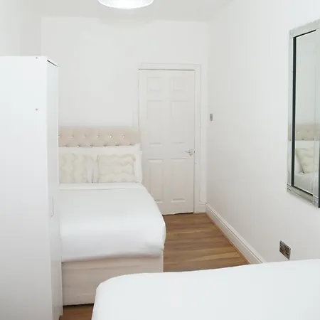 Affordably Elegant Close To Coop Live, Etihad Stadium And Centre *