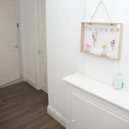 Affordably Elegant Close To Coop Live, Etihad Stadium And Centre *