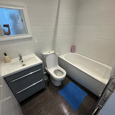Holiday home Stretford - Sleeps 6 - Wifi - Parking - Near Stadium