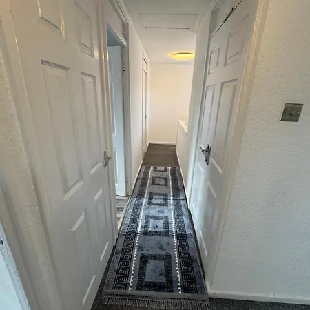 Nyaraló Away From Manchester