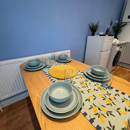 Stretford - Sleeps 6 - Wifi - Parking - Near Stadium