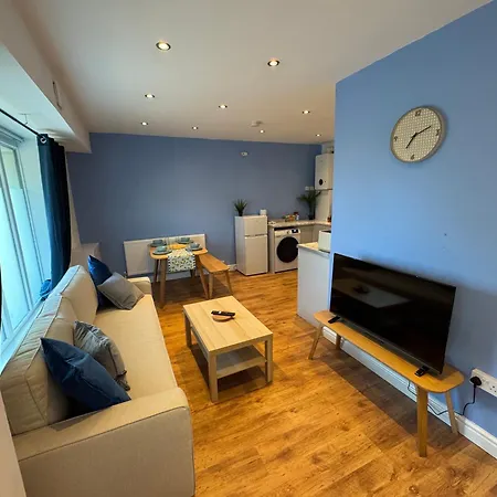 Stretford - Sleeps 6 - Wifi - Parking - Near Stadium *