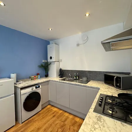 Stretford - Sleeps 6 - Wifi - Parking - Near Stadium Semesterbostad