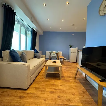 Stretford - Sleeps 6 - Wifi - Parking - Near Stadium Ferienhaus Manchester