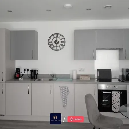 Salford Corporate Balcony Wifi Sleeps 5 דירה מנצ'סטר