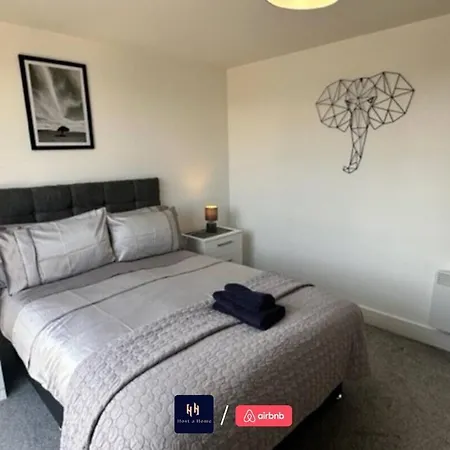 Salford Corporate Balcony Wifi Sleeps 5 *