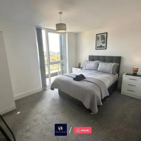 Salford Corporate Balcony Wifi Sleeps 5