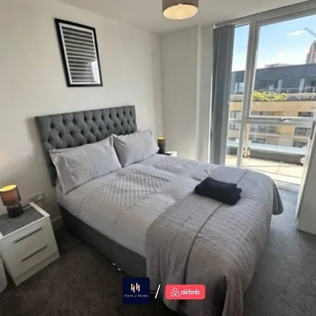Salford Corporate Balcony Wifi Sleeps 5 *