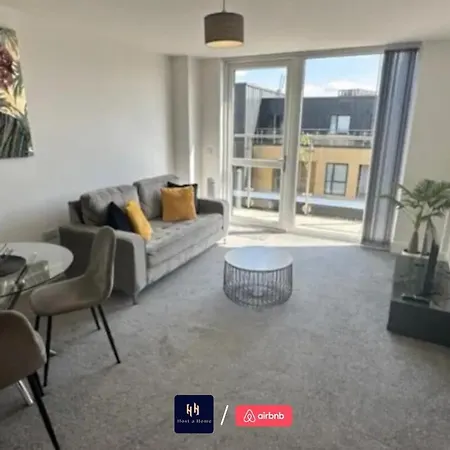 Salford Corporate Balcony Wifi Sleeps 5 Apartment *