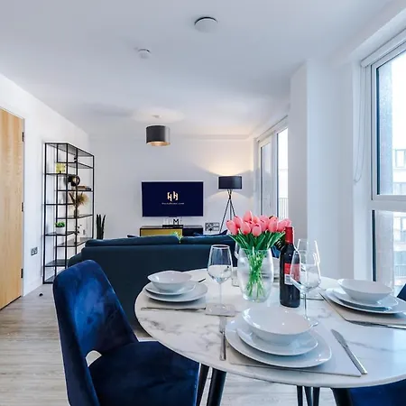Monthly Special Salford Fully Equipped Kitchen Wifi شقة مانشستر