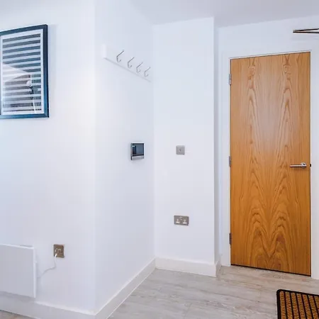 Monthly Special Salford Fully Equipped Kitchen Wifi مانشستر