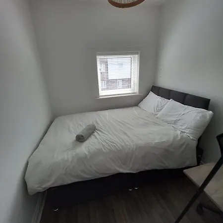 Modern Rooms In 4-Bed House - Walking Distance To Coop Live ,Etihad, Ancoats And City Centre