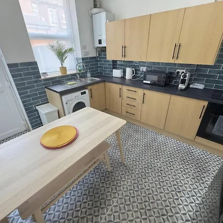 Levenshulme House - 2 Bedroom - Sleeps 6 - Free Parking & Wifi 度假居