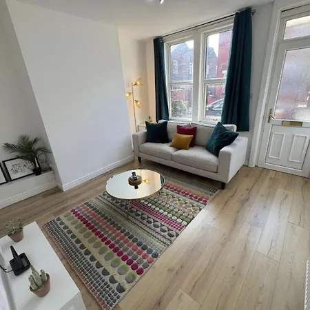 Levenshulme House - 2 Bedroom - Sleeps 6 - Free Parking & Wifi *