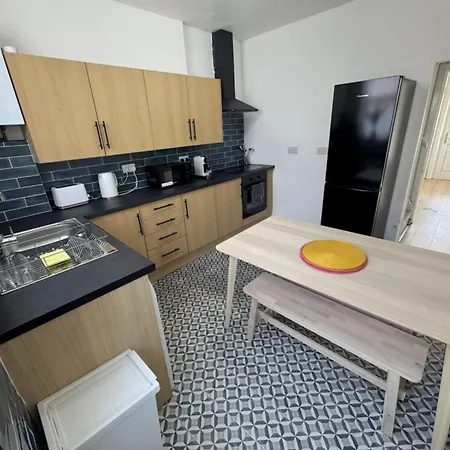 Levenshulme House - 2 Bedroom - Sleeps 6 - Free Parking & Wifi * Manchester
